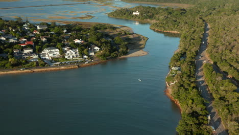 Isla-De-Ocio-Cerca-De-George-Rex-Drive-En-La-Ciudad-De-Kynsyna-En-La-Provincia-De-Western-Cape,-Sudáfrica