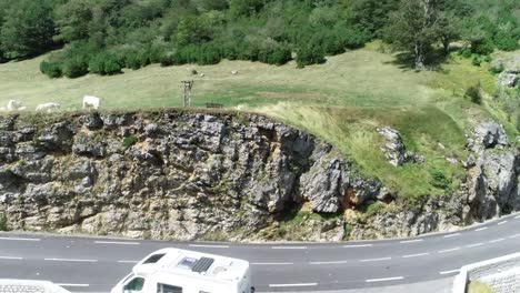 imágenes de un avión no tripulado de un camper en las montañas francesas