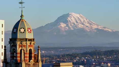 el campanario de la primera iglesia presbiteriana con el monte rainier en el fondo en tacoma, washington, ee.uu.