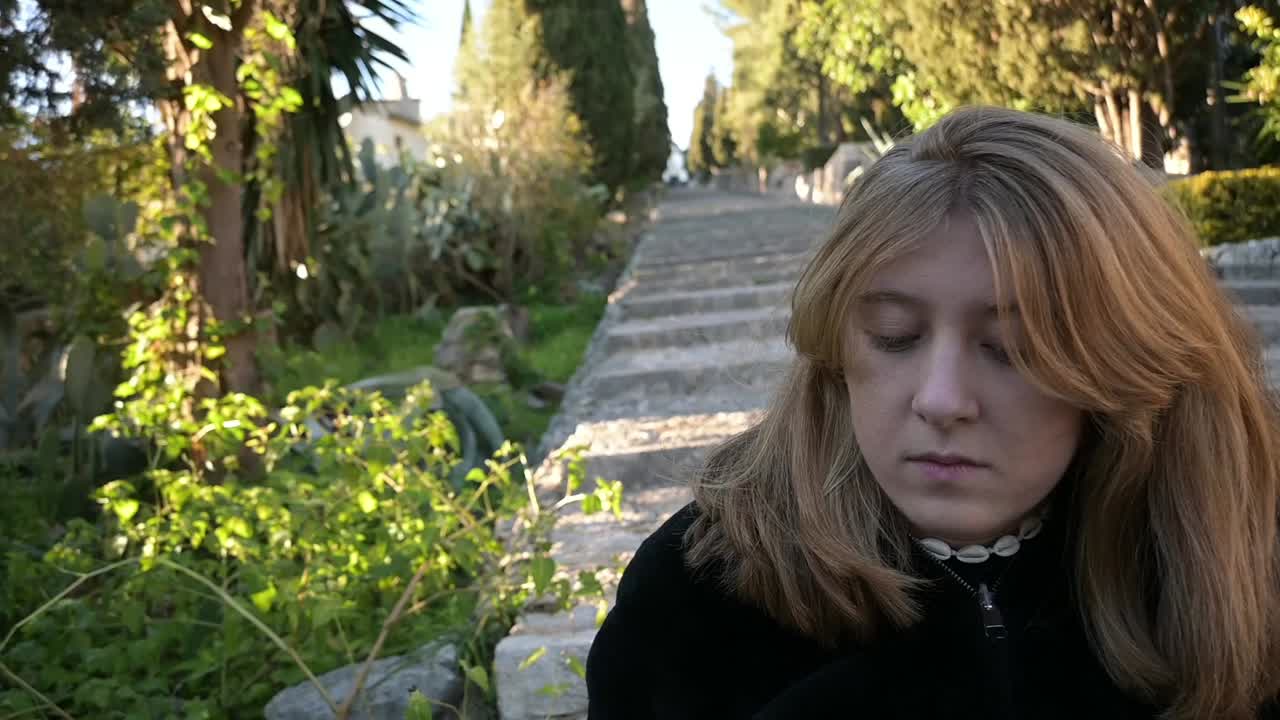 바람에 그녀의 머리를 움직이는 슬로우 모션의 근접 금발 소녀