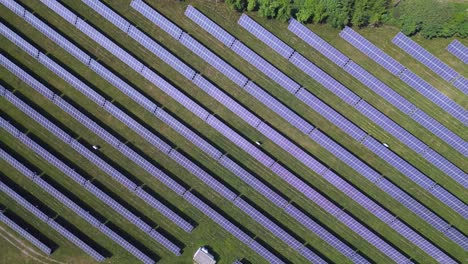 Perfecta-Vista-Aérea-Superior-Vuelo-Fábrica-De-Plantas-De-Campo-Solar-En-El-Pueblo-De-Chlum,-República-Checa-Verano-2023