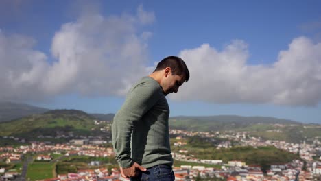 Hombre-Contemplando-El-Paisaje-Volcánico-De-Horta-Desde-El-Monte-Da-Guia.