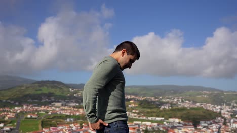 hombre contemplando el paisaje volcánico de horta desde el monte da guia