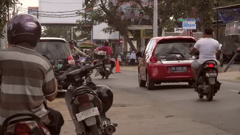 tráfico de motocicletas en una carretera de indonesia