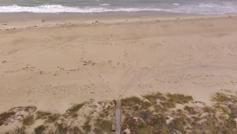 Vista-Aérea-Inclinada-Hacia-Arriba-Sobre-Las-Dunas-De-Pajaro-Y-La-Bahía-De-Monterey-En-El-Océano-Pacífico-California