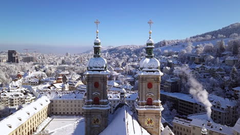 Winter-view-of-the-cathedral-and-old-town-covered-with-snow,-Sankt-Gallen,-St