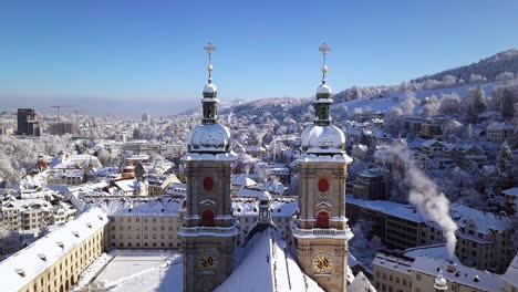 veduta invernale della cattedrale e della città vecchia ricoperta di neve, sankt gallen, st