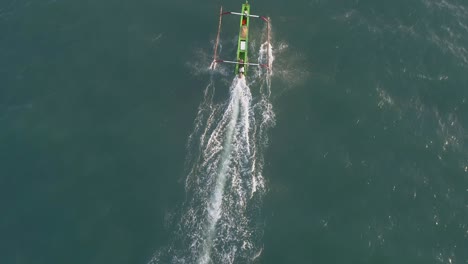 Indonesisches-Fischerboot-Im-Ozean