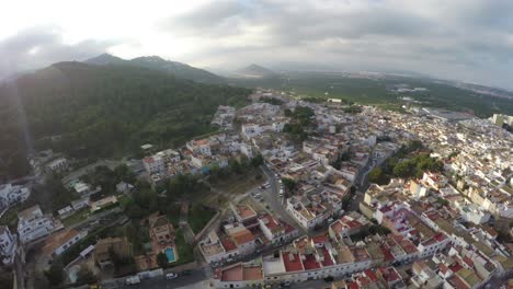 Toma-De-Drones-De-Una-Colina-Y-Muchas-Casas-En-España