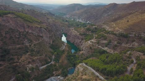 Luftaufnahme-Eines-Tals-Mit-Staudamm-Im-Süden-Spaniens