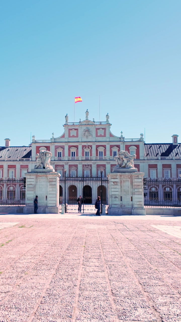 Aranjuez, Spagna, 2 marzo 2026. Persone che camminano verso il Palazzo Reale di Aranjuez.