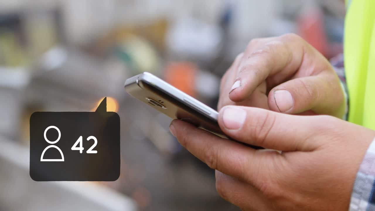 trabajador escribiendo en un teléfono inteligente 4k