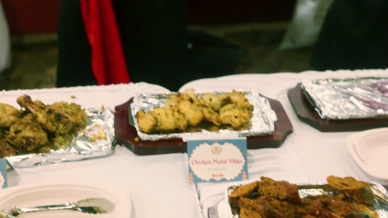 imágenes de cocina cinematográfica de 4k de un buffet de comida india para el festival de diwali con varios platos típicos indios