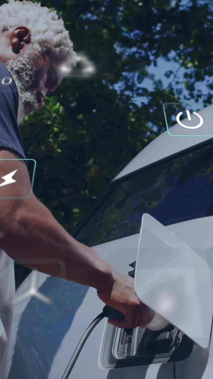 Animacja ikon ekologicznych nad mężczyzną ładującym samochód elektryczny