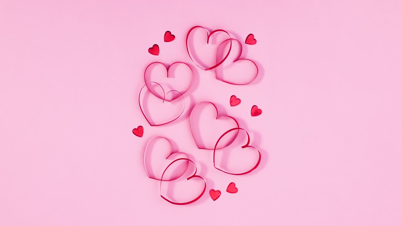 сердца на день святого валентина делают романтическое украшение на розовую тему.