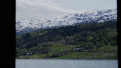 vista enmarcada en la ventana de las montañas cubiertas de nieve en el campo de westland