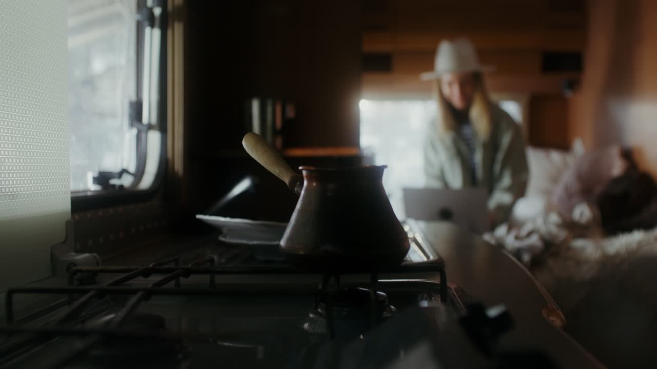 편안 한 캠퍼밴 에서 노트북 을 사용 하는 여자