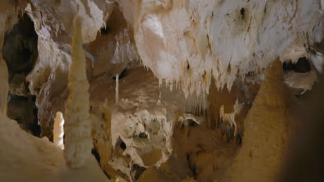 Frasassi-Höhlen,-Felsformationen-Im-Inneren-Der-Höhlen-Voller-Weißer-Kalzit-Stalaktiten-Und-Stalagmiten