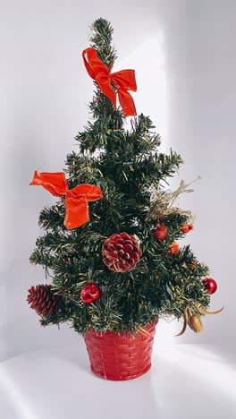 pequeña decoración de árbol de navidad roja