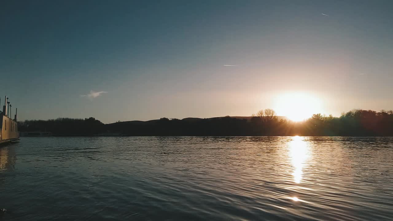 다뉴브 강 건너편의 더 넓은 시야와 시야