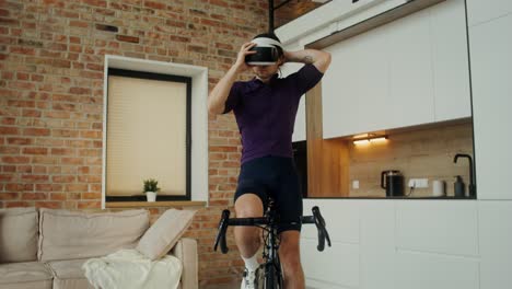 hombre usando auriculares vr para entrenamiento de ciclismo virtual en casa