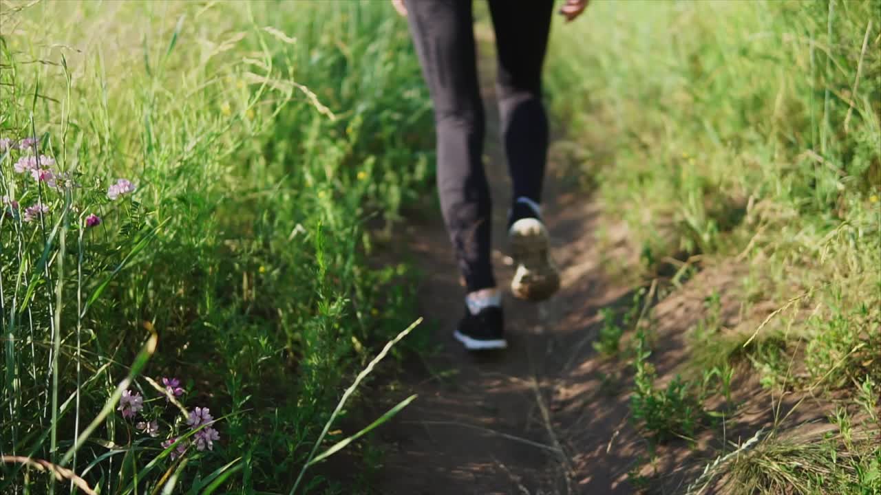 경로 를 따라 산책 하는 여자