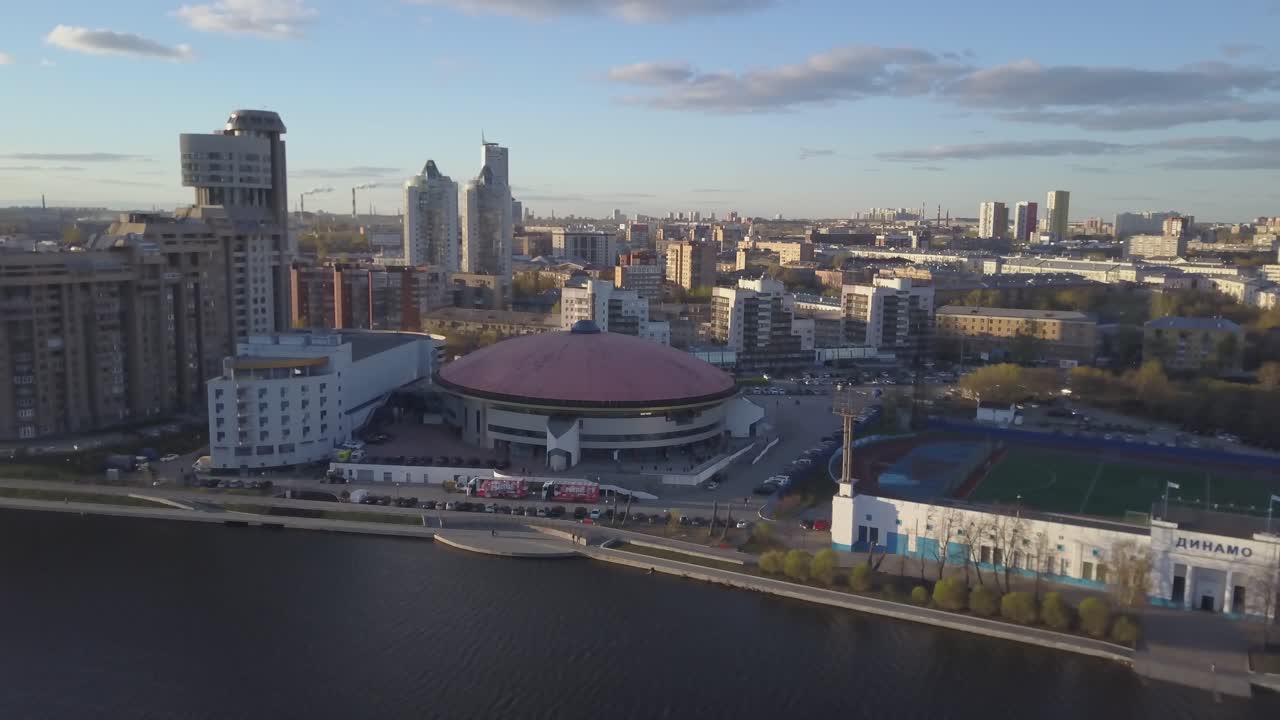 경기장 과 강변 을 가진 도시 풍경