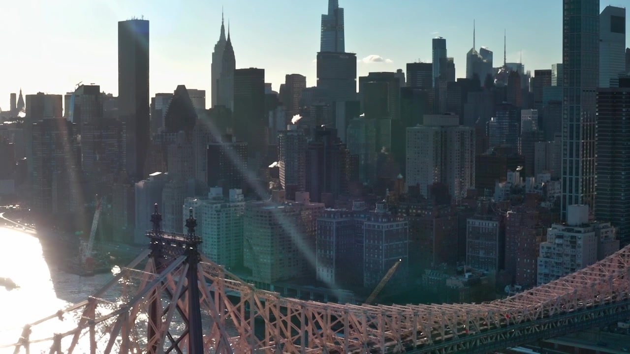 Veduta aerea dello skyline di New York City con edifici e ponte.