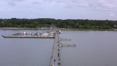 Flug-über-Den-Fairhope-Pier-In-Mobile-Bay,-Alabama