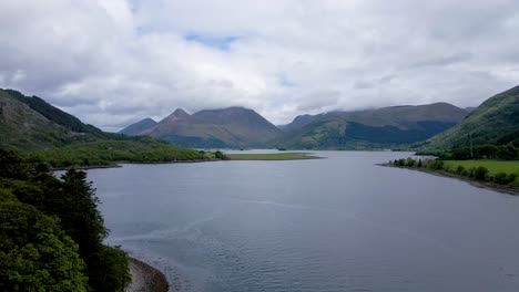 imágenes aéreas de drones de 4k sobre un lago loch en las tierras altas escocesas, escocia, reino unido