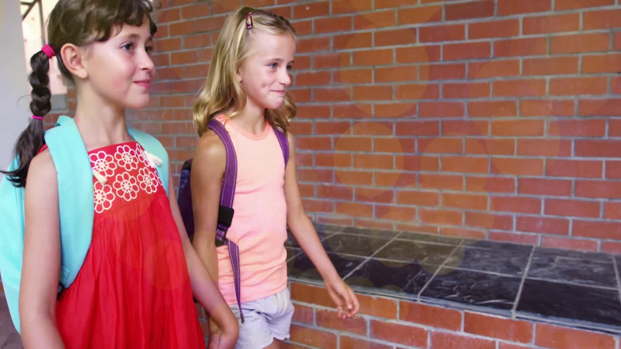 animación de puntos sobre felices colegialas caucásicas caminando