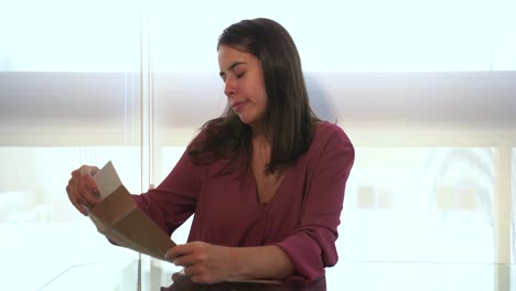 la chica abre su correo y lee malas noticias