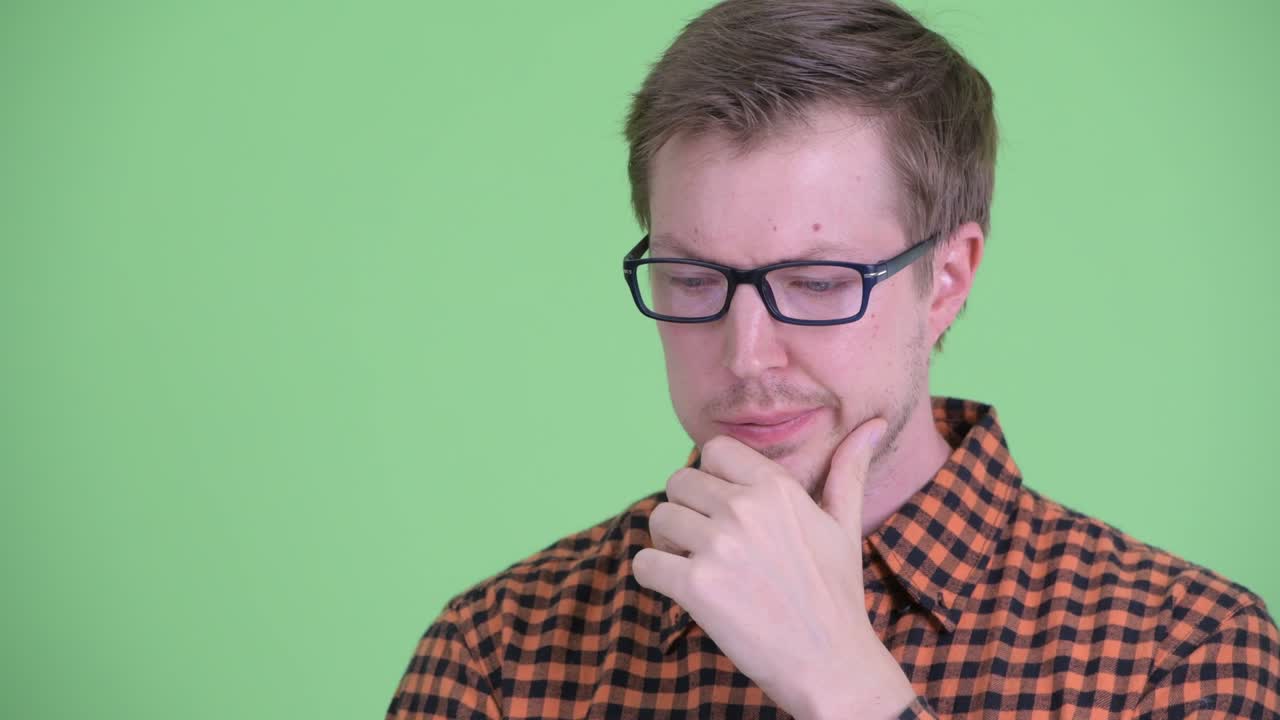 joven y guapo hombre hipster con gafas