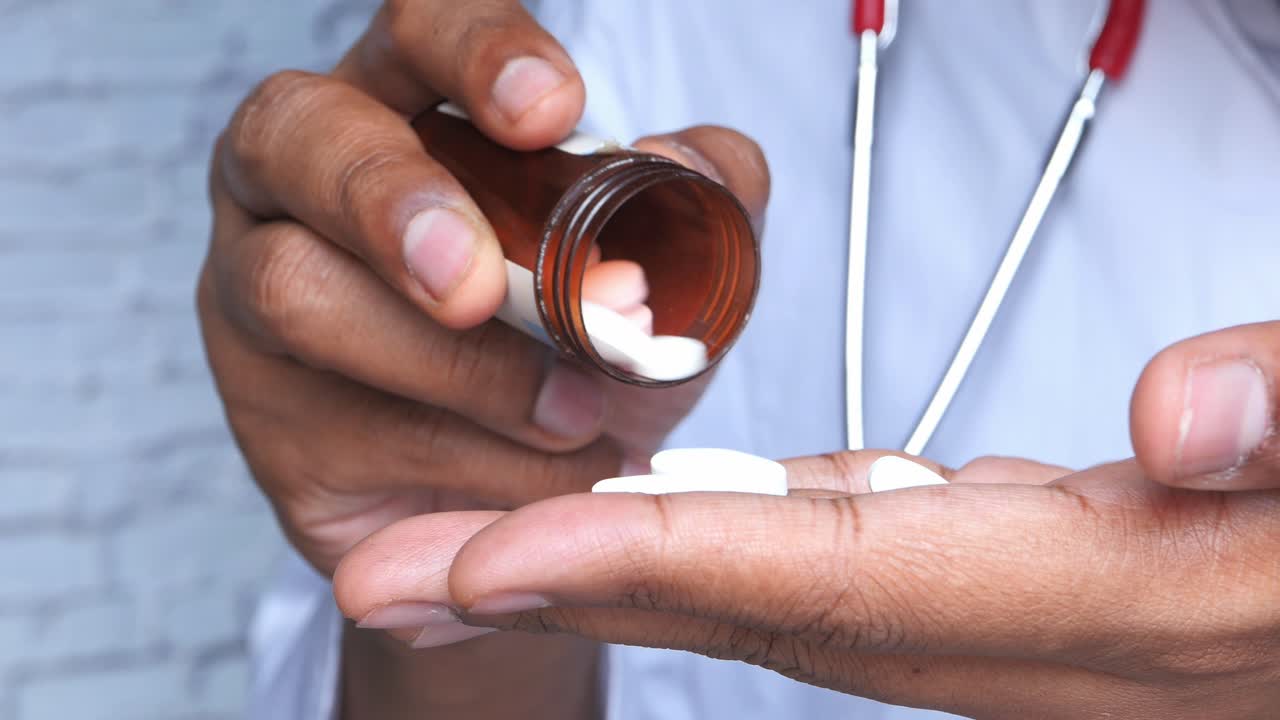 médico que dispensa pastillas