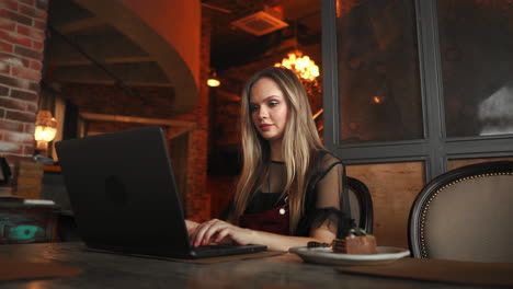 Hermosa-Mujer-Hipster-Usando-Laptop-En-El-Café