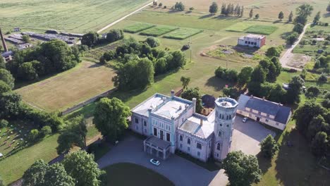 Vecauce-Manor-In-Lettland-Luftaufnahme-Des-Rosa-Schlosses-Durch-Den-Park