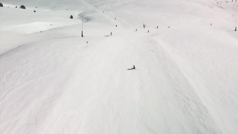 vista aérea de un esquiador descendiendo una pendiente