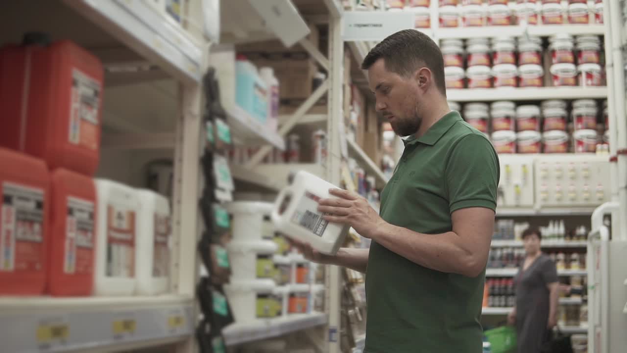 hombre y mujer comprando en una ferretería