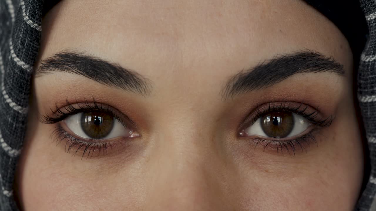 joven musulmana mirando a la cámara