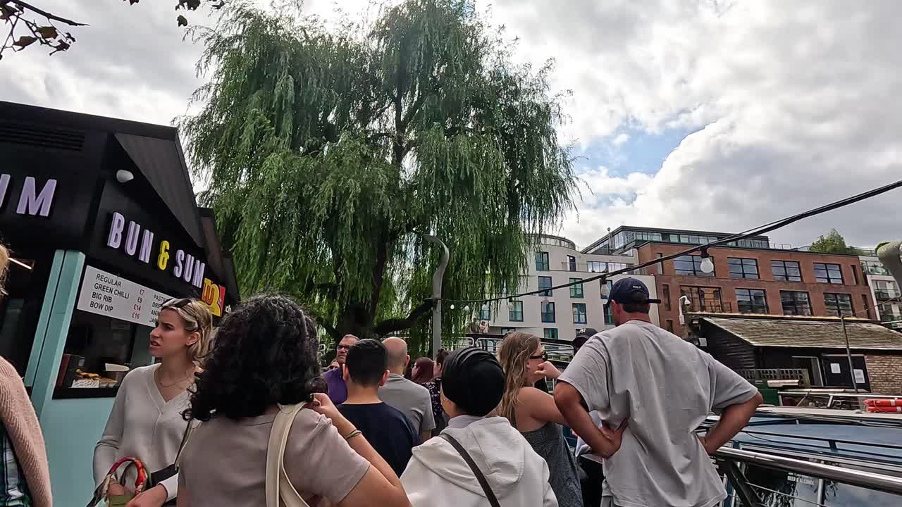 사람들이 바쁜 시장에 모입니다.