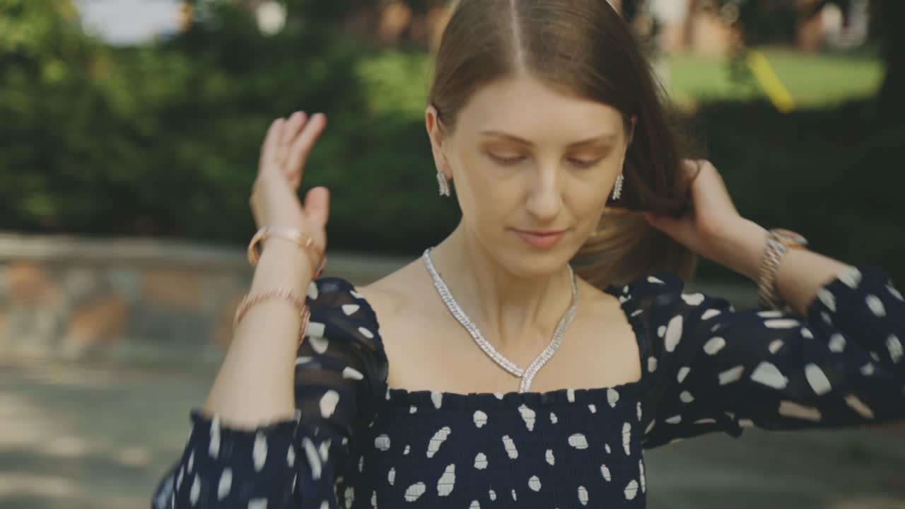 아름다운 백인 여성이 머리카락을 만지고 카메라 앞에서 이야기합니다 - 슬로우 모션