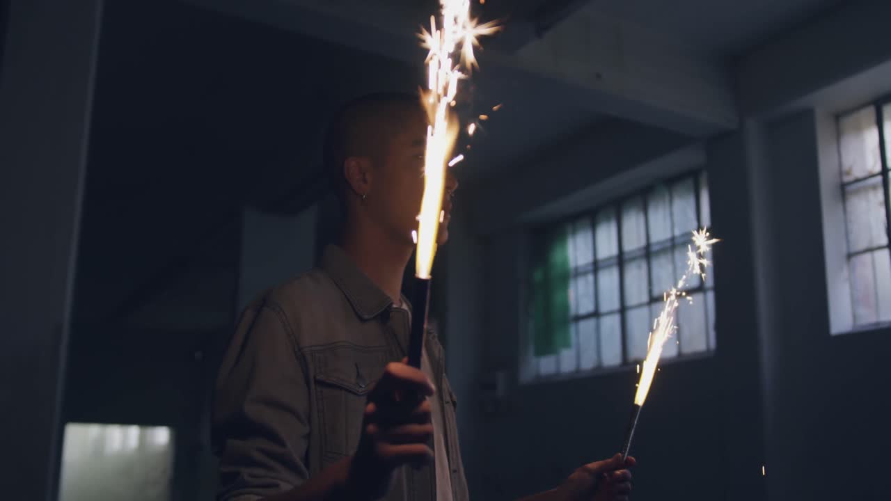 버려진 창고에 있는 멋진 젊은 남자