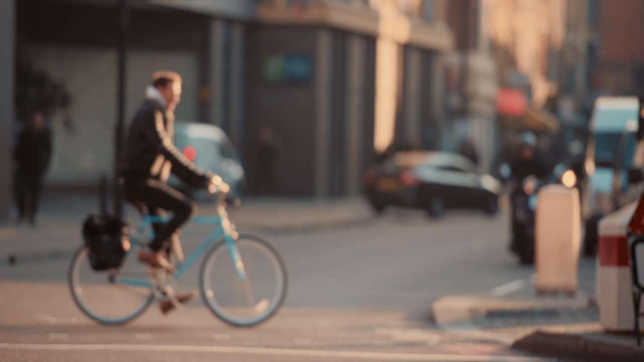 런던 시티 스트리트 슬로우 모션으로 걸어가는 무명 군중, 자전거, 자전거, 통근자