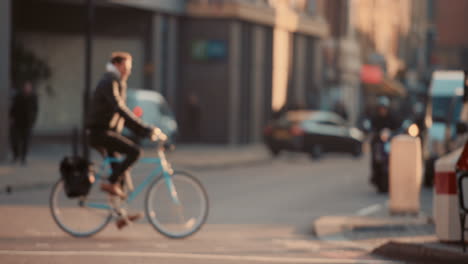 multitud anónima de personas caminando en bicicleta bicicletas viajeros calle de la ciudad de londres cámara lenta
