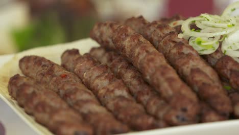 mesa de cena servida con kebabs lula y verduras frescas