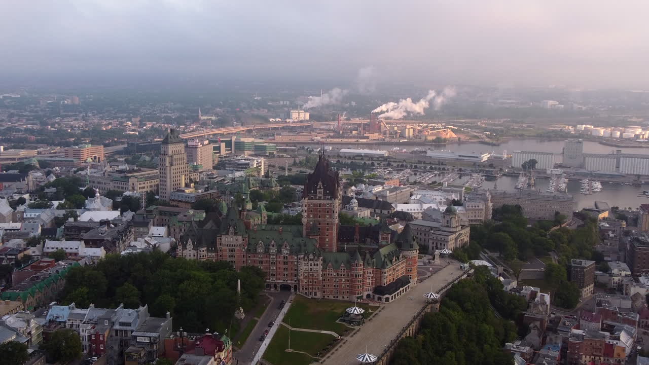 volando sobre chateau frontenac en la ciudad de quebec
