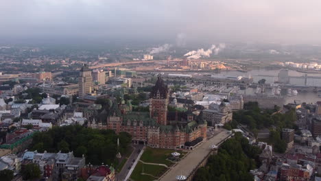 Volando-Sobre-Chateau-Frontenac-En-La-Ciudad-De-Quebec