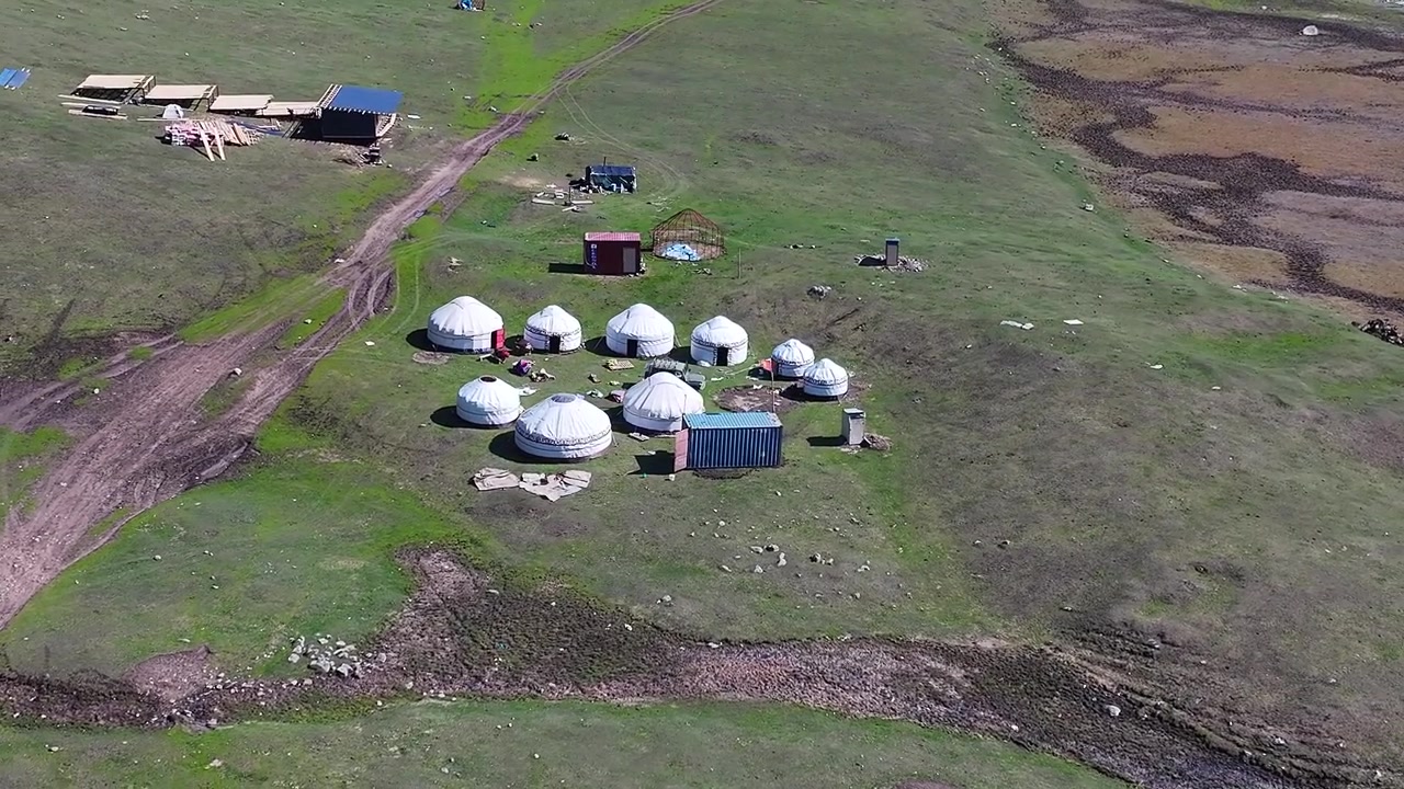 Veduta aerea di un campo tradizionale di yurte del Kirghizistan nella valle di Altyr Arashan. Destinazione di viaggio, escursionismo.