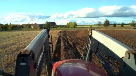 Tractor-Agrícola-En-El-Trabajo-Arando-La-Tierra-En-El-Campo