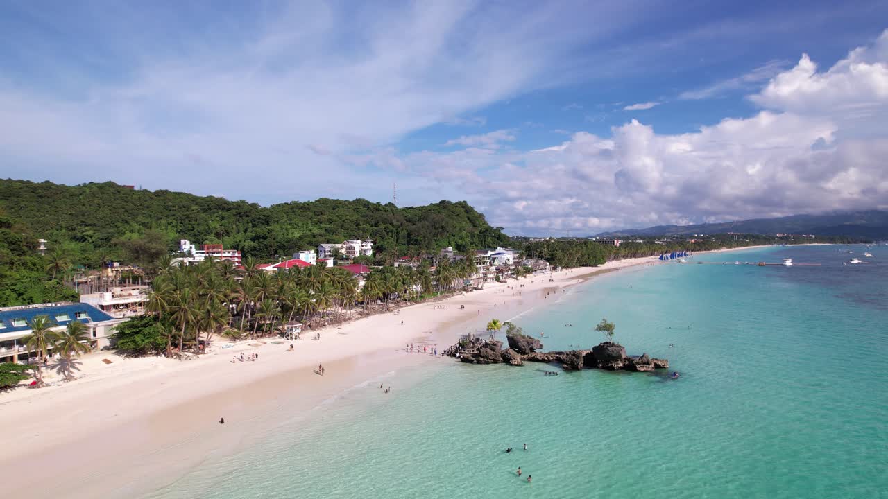 La spiaggia di Boracay nelle Filippine ripresa da un drone che cattura la splendida spiaggia e persone che si godono il paradiso.